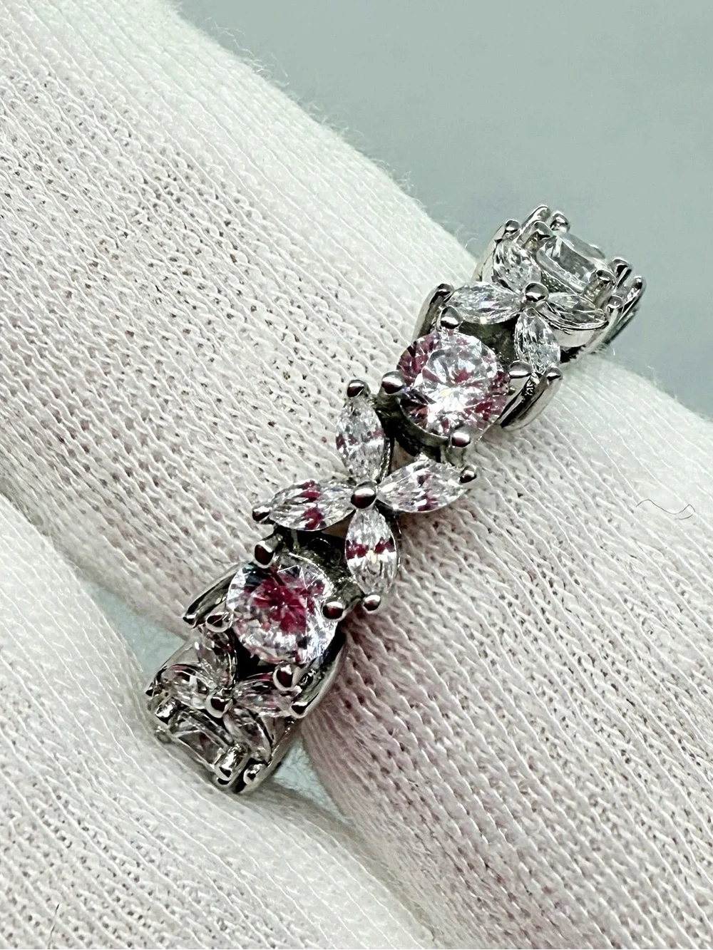 Sterling Silver Natural Zircon Floral Design Ring!